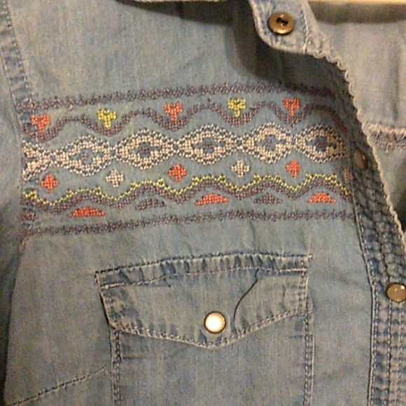 Maurices women's size small long sleeved button up shirt (J4) - Picture 3 of 4